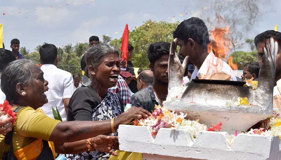 You are currently viewing යුද්ධයෙන් මිය ගිය අය සැමරීමට ඉඩ දෙන්න..