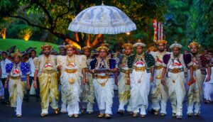 Read more about the article දළදා මාලිගාවේ දියවඩන නිලමේ නිලවරණය; එකමිටට ගැහැණු බැහැර කෙරෙන උඩරට සම්ප්‍රදාය හා ඉංග්‍රීසි නීතිය..