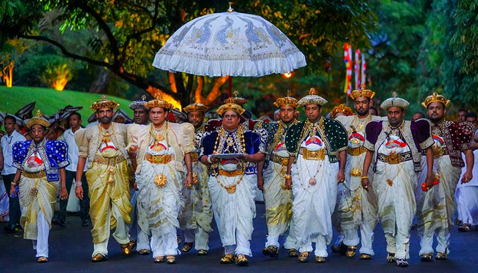 Read more about the article දළදා මාලිගාවේ දියවඩන නිලමේ නිලවරණය; එකමිටට ගැහැණු බැහැර කෙරෙන උඩරට සම්ප්‍රදාය හා ඉංග්‍රීසි නීතිය..